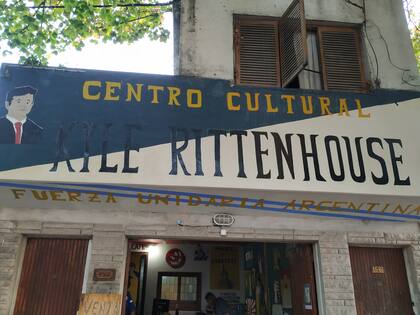 El Centro Cultural Kyle Rittenhouse allanado hoy en La Plata