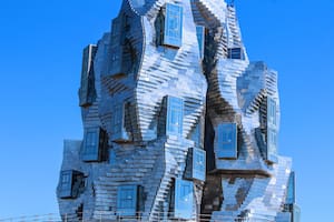 La nueva torre de Frank Gehry, una montaña de ladrillos de acero inspirada en Van Gogh
