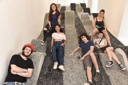 Los adolescentes pueden jugar al metegol, tirarse a leer en un puf o sillón, o sacarse miles de selfies con los murales de Fernanda Calvo de fondo