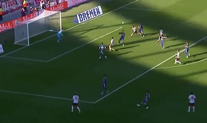 El centro de Acuña caerá entre Rojo y Blanco y terminará en el 2-1 de Driussi; Costa había salido lejos a tomar a Mastantuono