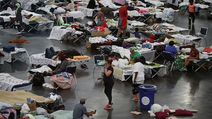 El centro de convenciones George R. Brown en Houston se transformó en un refugio para miles de personas