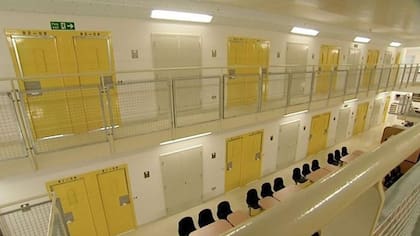 El Centro de Deportación de Inmigrantes de Harmondsworth es el centro de detención más grande de Europa y puede albergar hasta 676 hombres adultos