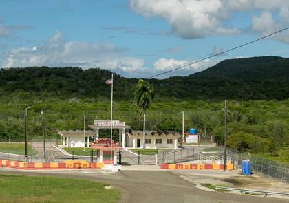 El Centro de Detención de Guantánamo está ubicado en la base naval de la Bahía de Guantánamo, al este de Cuba