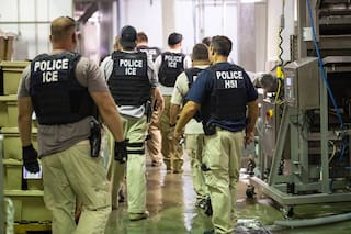 Denuncian crisis extrema en el centro del ICE más grande de EE.UU.