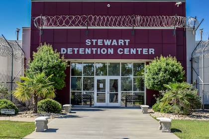 El centro de detención Stewart, en Georgia, es una de las más grandes dependencias que reciben inmigrantes en la mira del ICE