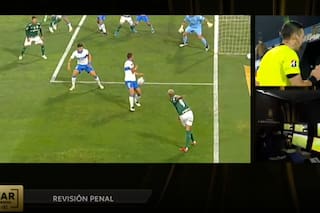 Otra vez el VAR: con un discutible penal, Palmeiras le ganó en Chile a Católica