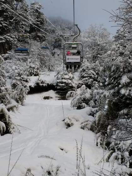 El centro de esquí de Villa la Angostura recibió este año nevadas récord, generando tanto problemas para la población como condiciones ideales para el centro de esquí