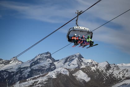 El centro de esquí de Zermatt en los Alpes suizos permanecerá abierto, aunque el gobierno limitó la capacidad de las telecabinas