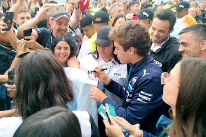El centro de la atracción: Colapinto firma decenas de autógrafos a sus seguidores en el circuito de Interlagos