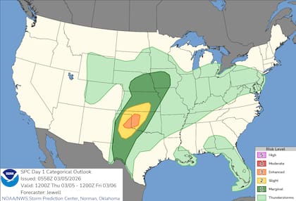 El Centro de Predicción de Tormentas (SPC) advierte sobre un riesgo reforzado de tornados en el este del Panhandle de Texas y el oeste de Oklahoma, con la posibilidad de que algunos alcancen una intensidad mínima de EF2