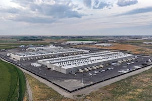 El centro de procesamiento de datos de Amazon Web Services, en imagen del jueves 22 de agosto de 2024, en Boardman, Oregon. (AP Foto/Jenny Kane, archivo)