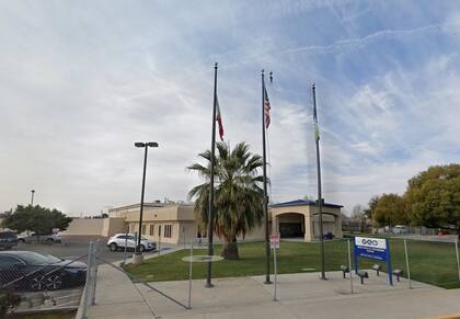 El Centro de procesamiento de ICE de Mesa Verde es administrado por la empresa de prisiones privadas Geo Group, Inc.