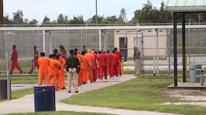 El Centro de Procesamiento de Migrantes de Krome es foco de denuncias por sus condiciones precarias