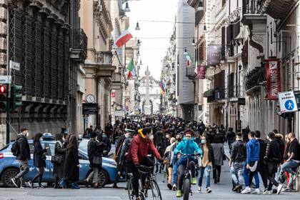 El centro de Roma ayer durante "el último fin de semana" antes del nuevo confinamiento. La mayor parte de Italia se convertirá en zona debido al aumento de contagios por Covid-19
ANSA/GIUSEPPE LAMI