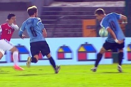 El centro de Víctor Dávila pegó en el brazo izquierdo de Sebastián Coates y desató la polémica en Chile vs Uruguay, por las eliminatorias