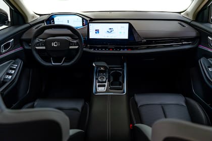 El centro del interior está dominado por una pantalla táctil central de 12,3″