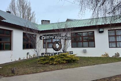 El Centro Educativo Joven Labrador es una escuela laboral a la que asisten adolescentes y jóvenes de la zona, en donde además funciona una escuela para adultos para que terminen la primaria y la secundaria