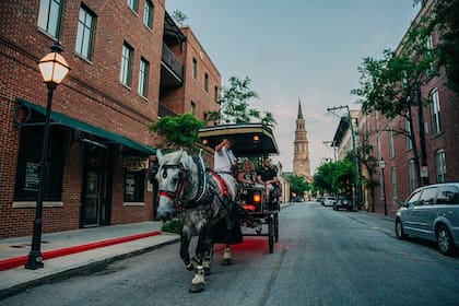 El Centro Histórico de Charleston se puede recorrer en alguno de los tours de carruajes tirados por caballos (hellotickets.com)