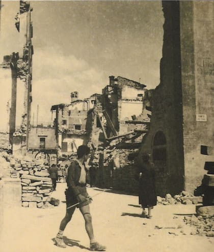 El centro histórico de Pieve Santo Stefano reducido a escombros por el ejército alemán en la Segunda Guerra Mundial. Foto tomada en 1944 por Lidio Livi (Archivo Fotográfico Livi)