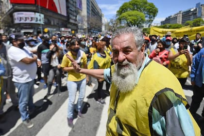 Raúl Castells, al frente de una protesta en el Obelisco en un reclamo contra Mc Donalds