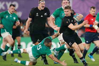 El centro Jack Goodhue encabeza un ataque a fondo de los All Blacks, ante la impotencia de Irlanda