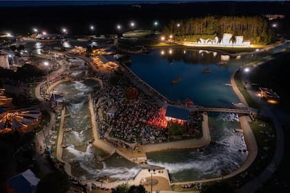 El Centro Nacional de Aguas Bravas está a unos 24 kilómetros del centro de Charlotte y ofrece más de 60 kilómetros de caminos (Whitewater Center)