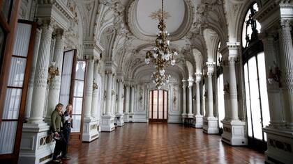 El Centro Naval, en Florida al 800, fue inaugurado en 1914; tiene un imponente salón de fiestas