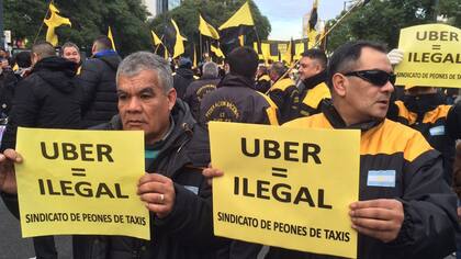 El centro porteño, cercado: la protesta de taxistas contra Uber provoca un caos en el tránsito de la ciudad