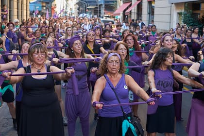 El centro porteño se tiñó de violeta y verde con mujeres que salieron a reclamar por sus derechos