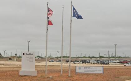 El Centro Residencial Familiar del Sur de Texas es una instalación de gestión privada, operada por la empresa CoreCivic y diseñada para albergar unidades familiares
