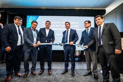 El CEO de Aeropuertos junto al gobernador de San Juan