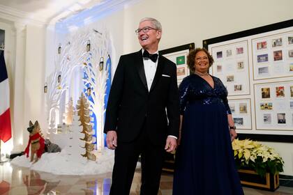 El CEO de Apple, Tim Cook, y Lisa Jackson, exadministradora de la Agencia de Protección Ambiental, llegan a la cena de Estado 