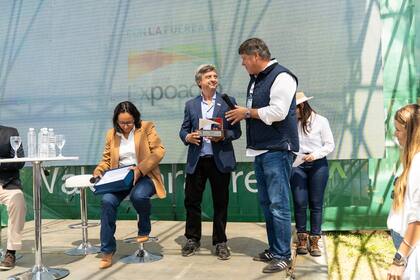 El CEO de Exponenciar, Martín Schvartzman, entregó una distinción a Marcelo Torres, presidente de Aapresid