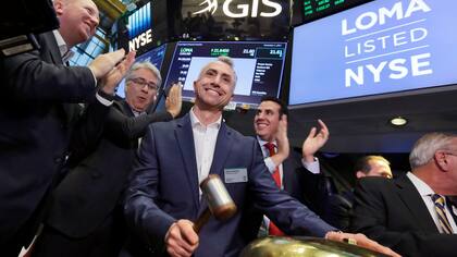 El CEO de Loma Negra, Sergio Faifman, es vitoreado cuando toca una campana ceremonial de la Bolsa de Nueva York