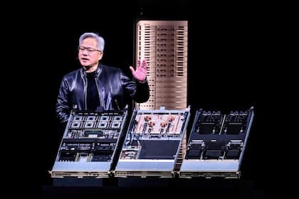 El CEO de Nvidia, Jensen Hwang, al presentar Vera Rubin, su nueva plataforma de procesadores para centros de datos de IA; la compañía quiere dejar de usar cobre para las conexiones y la estructura interna y mudarse a la fibra óptica, más rápida y con menor consumo energético