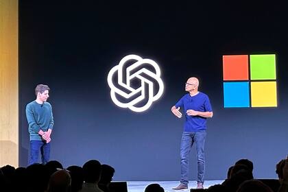 El CEO de OpenAI, Sam Altman, en el escenario con el CEO de Microsoft, Satya Nadella, en la primera conferencia de desarrolladores de OpenAI en San Francisco el 6 de noviembre de 2023.