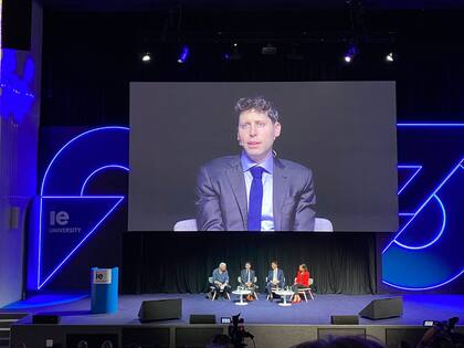 El CEO de OpenAI, Sam Altman, en una conferencia en IE University este lunes en Madrid. Cree que la regulación para los pequeños modelos de lenguaje impulsados por Inteligencia Artificial (IA) "no tiene sentido" y apuesta por regular de cara a los modelos grandes como, en este caso, ChatGPT de OpenAI, porque son "los que realmente pueden hacer daño"