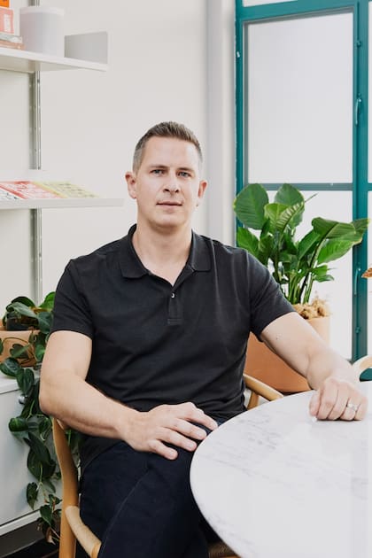 El CEO de Sonos, Patrick Spence, en su oficina