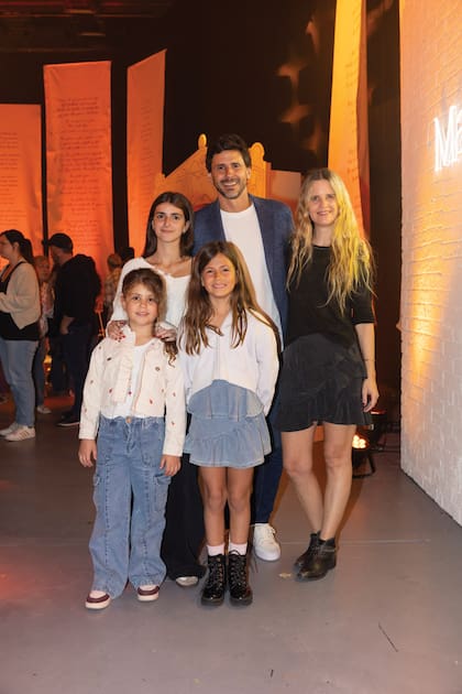 El CEO de Telefe y Chilevision, Darío Turovelzky, y su mujer Sofía Soldati junto a sus hijas, Lara, Amélie y Juana.