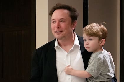 El CEO de Twitter, Elon Musk, carga a su hijo cuando se va después de hablar en una conferencia de marketing 
