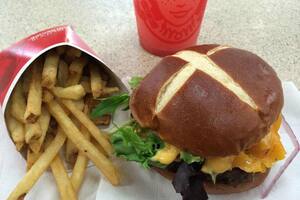 La popular cadena de hamburguesas que cierra cientos de tiendas en Estados Unidos en 2026