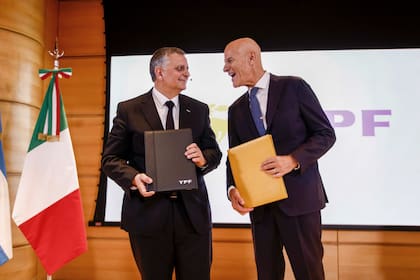 El CEO de YPF, Horacio Marín, junto a su par de ENI, Claudio Descalzi, en Buenos Aires, en octubre pasado