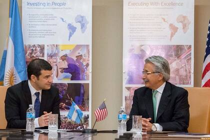 El entonces presidente y CEO de YPF, Miguel Galuccio, junto al máximo representante de Chevron en el país en 2013, Ali Moshiri, al anunciar el acuerdo conjunto que permitió la primera inversión en Vaca Muerta