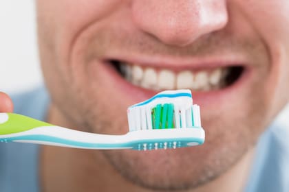 El cepillado de dientes es el método básico para controlar la placa dental y mantener la salud oral