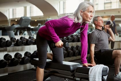 El cerebro consume cerca del 20% de la energía corporal y depende del ATP, cuya regeneración rápida está vinculada al sistema creatina–fosfocreatina