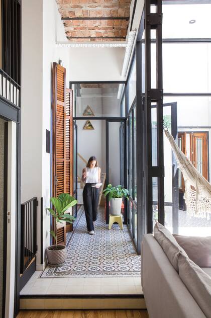 El cerramiento a medida (Estudio Yama) se alinea con las columnas de hierro que descubrieron tras demoler la pared.