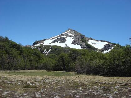 El cerro Acol, de 1860 msnm, en el Parque Nacional Lanín