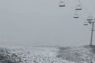 En pleno verano, la nieve sorprendió a los turistas en el cerro Catedral