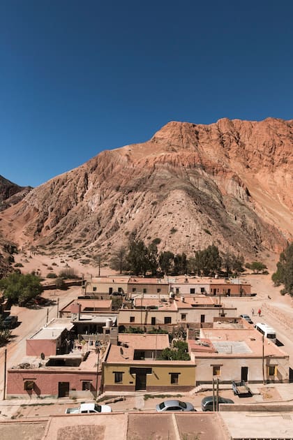 El cerro de los 7 Colores desde el mirador El Porito, en el centro de Purmamarca.
