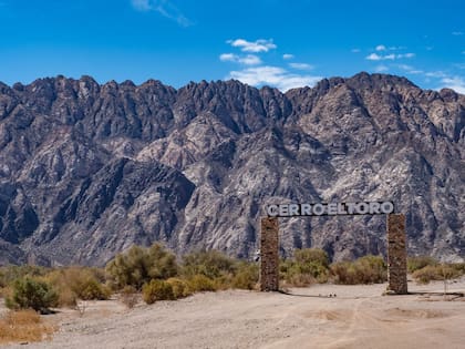 El cerro El Toro, ubicado en la falda oriental de las Sierras de Famatina, es el emblema de Villa Castelli, en La Rioja